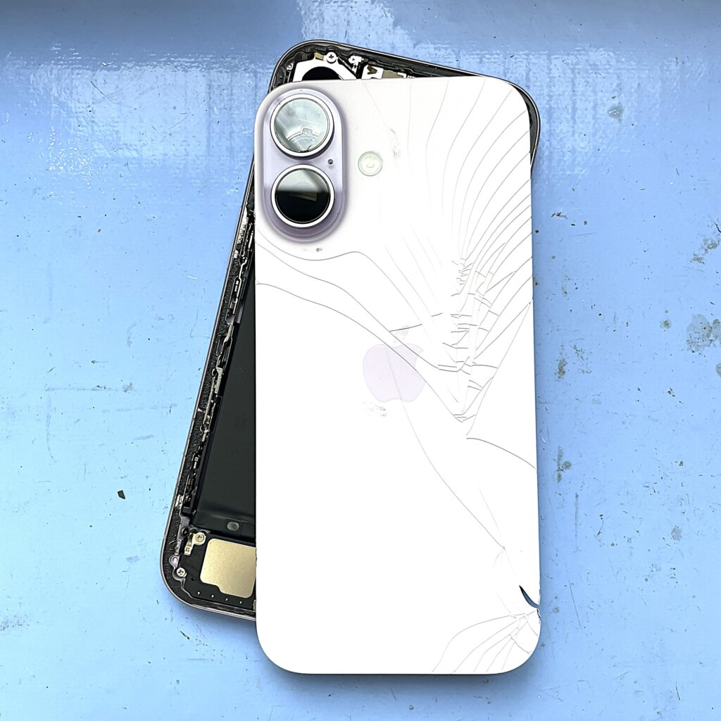 【iPhone17 バックパネル交換】大きくひび割れた背面ガラスを30分で修理！｜前橋市南町