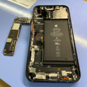 iPhone12 海で転倒 水没修理| 福生市武蔵野台| iPhone修理最安値、最短で行っております！