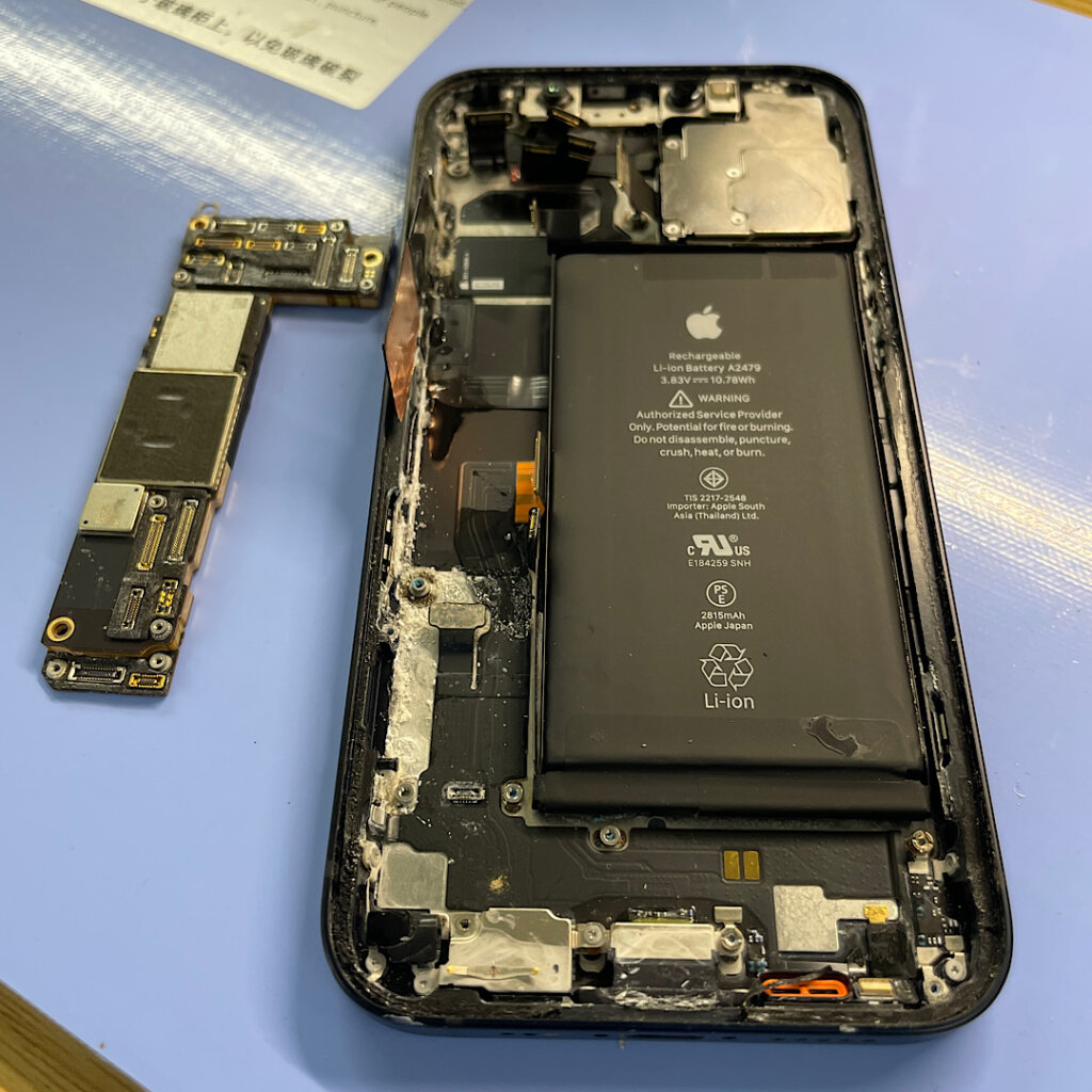 iPhone12 海で転倒 水没修理| 福生市武蔵野台| iPhone修理最安値、最短で行っております！