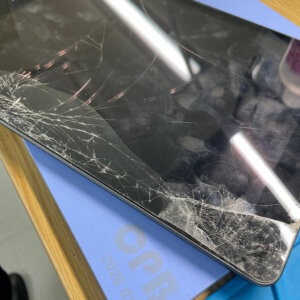 iPad 第七世代 落下角割れ パネル交換| 羽村市横田基地内｜iPad故障はご予約で当日に交換修理が出来ます！