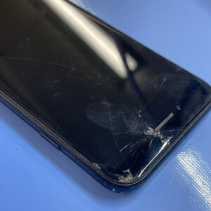 iPhoneSE2 落下破損 液晶交換 | あきる野市秋川| 液晶交換は即日30分で交換修理が出来ます！