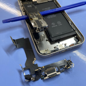 iPhone13mini 水を感知しました表示‼︎ 充電コネクター交換 |青梅市駒木町| ライトニング故障も修理対応しております‼︎