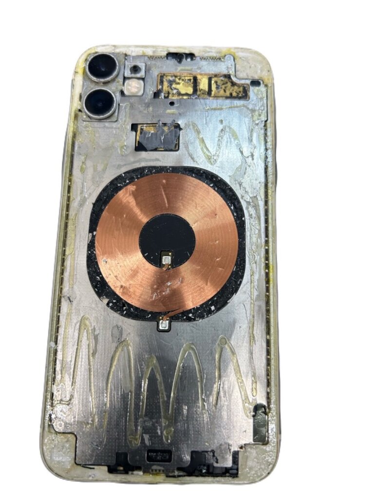 iPhone11 バックパネル交換修理