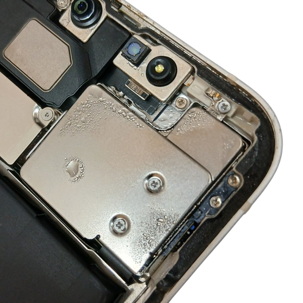 iPhone 13 水没による画面修理