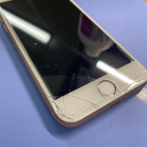 iPhone8 歩きスマホで落下破損‼︎画面交換修理 |福生市志茂| お急ぎの場合も即日で修理対応しております‼︎