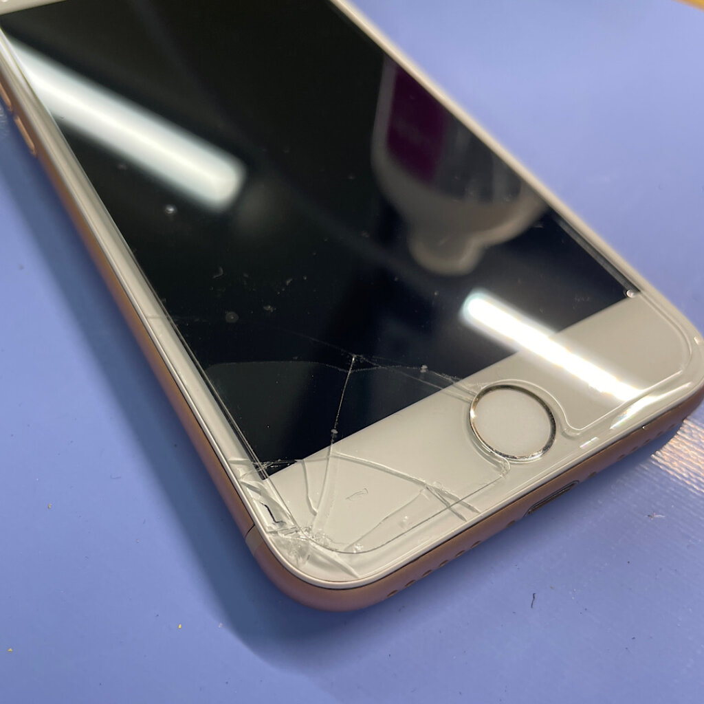 iPhone8 歩きスマホで落下破損‼︎画面交換修理 |福生市志茂| お急ぎの場合も即日で修理対応しております‼︎