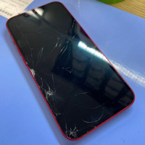 iPhone13 落下ヒビ割れ ガラスパネル交換| 青梅市大門| 飛び込み来店にも修理対応しております!