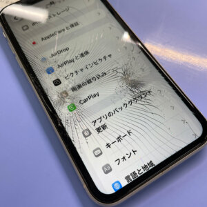 iPhone11 ドアに挟まれ破損 液晶修理| 福生市本町| iPhone修理最安値、最短で行っております！