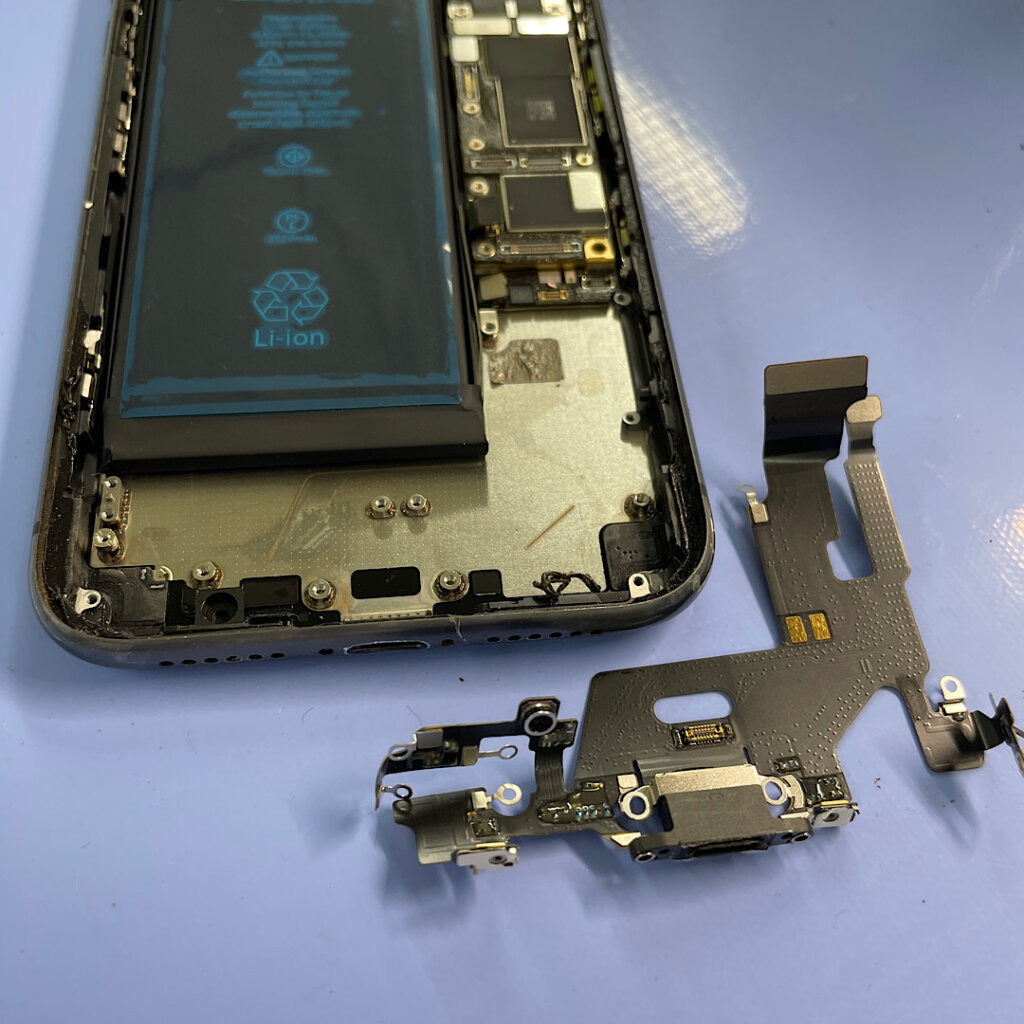 iPhone11充電コネクター不良 ドック修理| 武蔵村山市三ツ木|  充電出来ないお客様はご相談ください‼︎