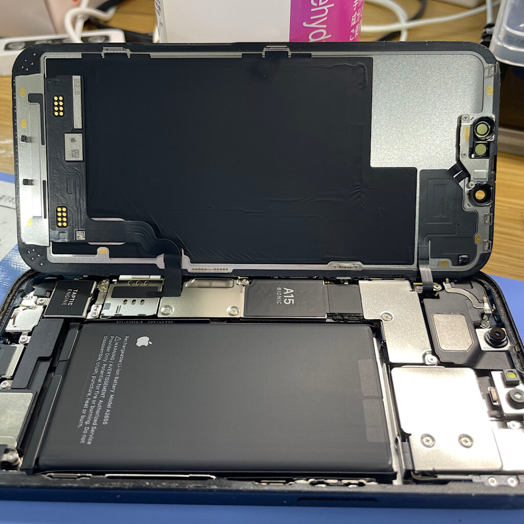 iPhone13 画面に緑の線が入る‼︎液晶交換| 青梅市河辺町|  iPhoneの液晶交換なら飛び込み、即日30分にて対応いたします！