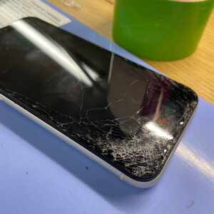 iPhoneXR 車に踏まれて破損 液晶交換修理|羽村市羽西| パネル交換も即日30分で修理対応しております‼︎