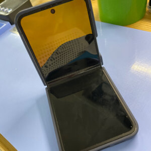 Samsung Z flip折畳み携帯 液晶漏れ パネル交換| 福生市牛浜| アンドロイド携帯はご予約にて修理対応致します！