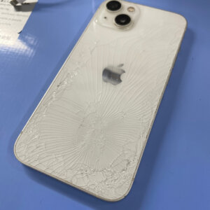 iPhone13 バックパネル交換修理| 羽村市富士見平| 背面修理はご予約にて受け付けております。