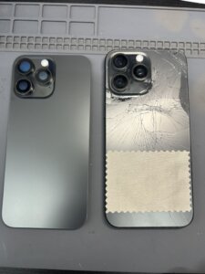 【入間市】iPhone 15 Pro Maxの背面パネルがバキバキに破損！背面ガラス交換の修理事例📱