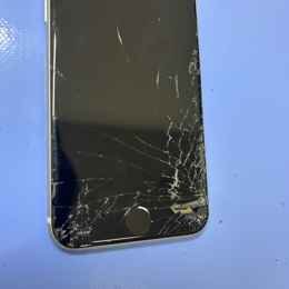 【iPhone7 画面交換】蜘蛛の巣状に割れた画面を新品パネルに交換｜伊勢崎市長沼町