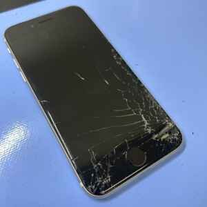 【iPhoneSE3 画面交換】全体に広がったガラス割れを即日で新品パネルに｜伊勢崎市間野谷町